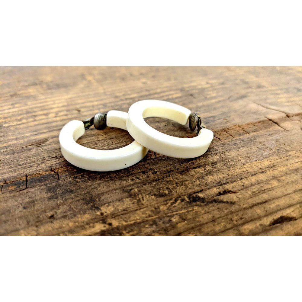 Vintage ivory resin round metal clip on earrings - Picture 3 of 4
